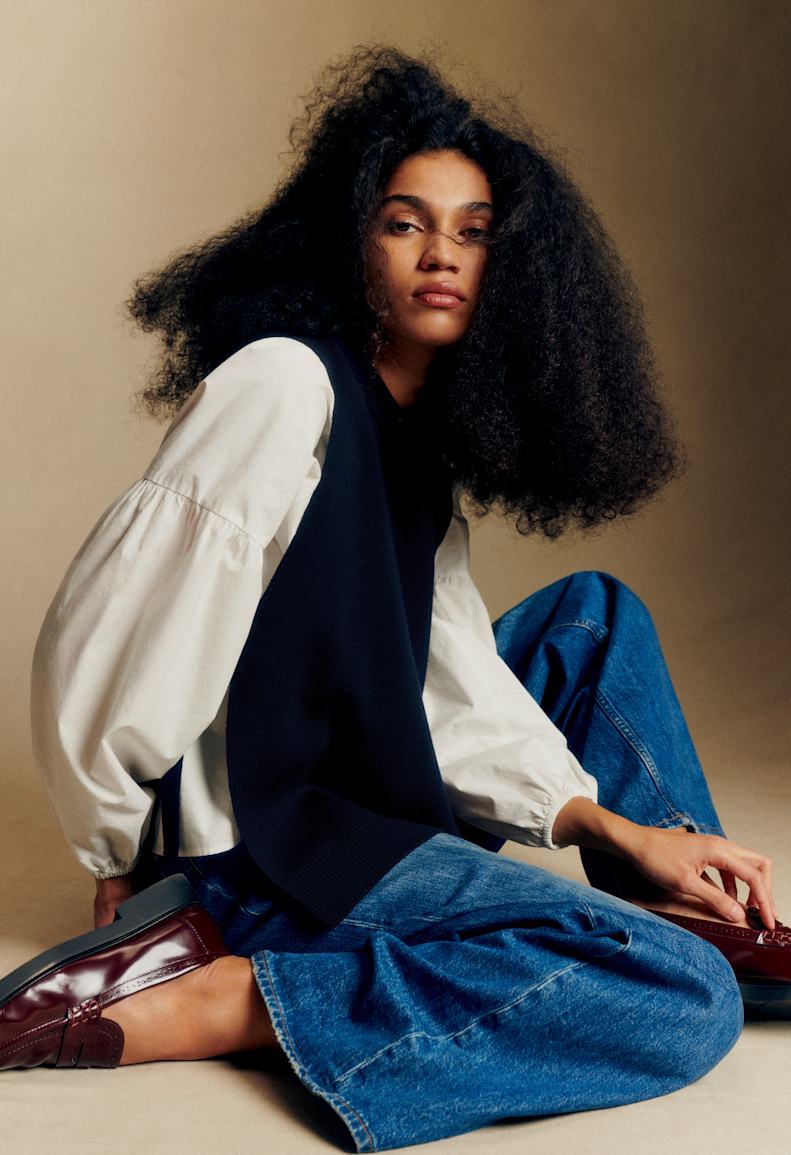 Sézane Essentials - Woman seated